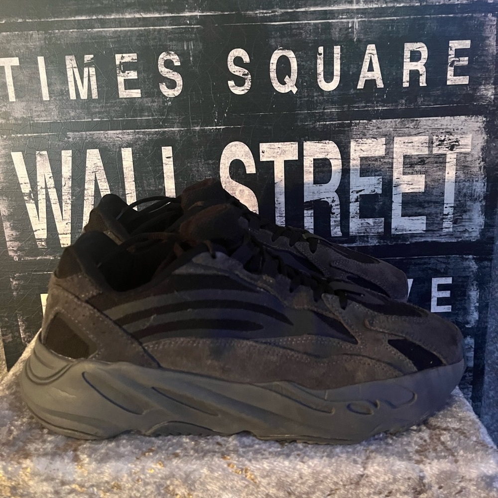 2019
Yeezy Boost 700 V2 'Vanta'